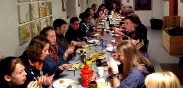 "Die Meute wird gespeißt" "Die Meute wird gespeißt"